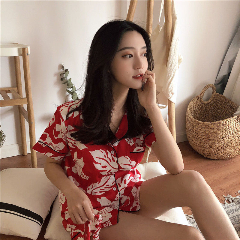 美丽白皙的肌肤需要一款知性成熟的睡衣陪衬，夜晚伴你入睡更愉悦