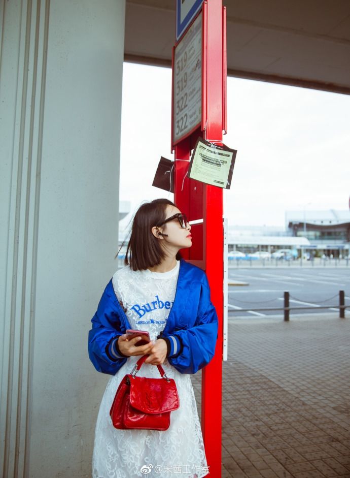 宋茜回眸甜笑秀长腿，白色蕾丝连衣裙仙气十足网友:羡慕身材好好