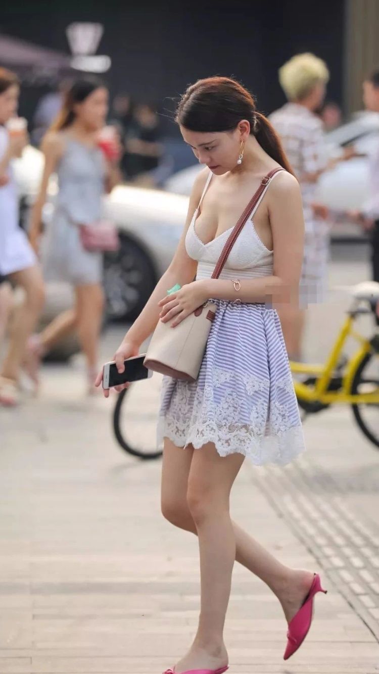 性感街拍丨白衣紫裙，大方敢穿，不知为何一直低着头?