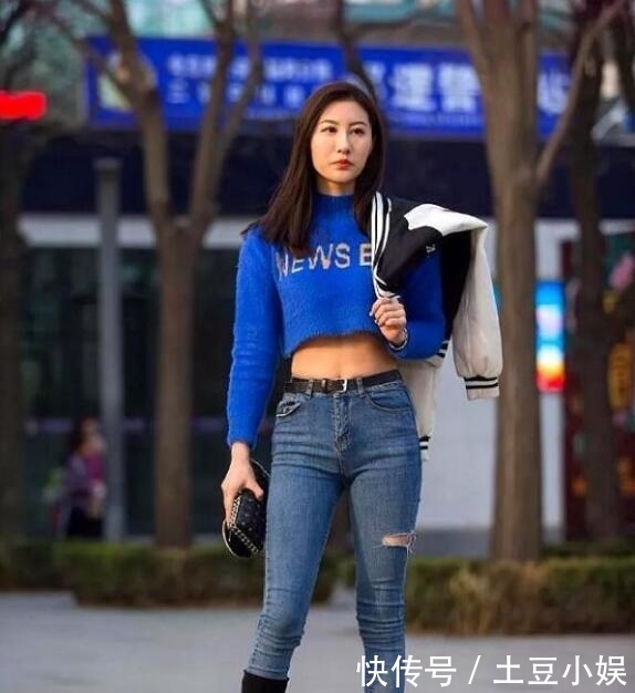 #争奇斗艳#街拍美图,清新脱俗的脚,高跟争奇斗艳谁更美?