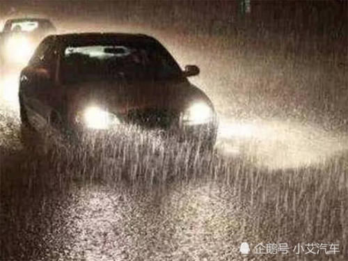  「老司机」高速行驶遇暴雨，立马打开双闪？老司机：你是低智商