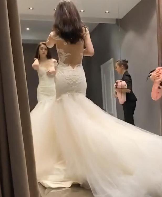 光看背影就忍不住，镜子意外露出她真容后，网友：活着的芭比娃娃