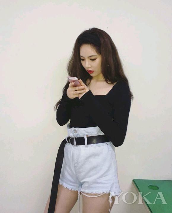 帅气性感女神泫雅 解锁夏日清凉穿搭