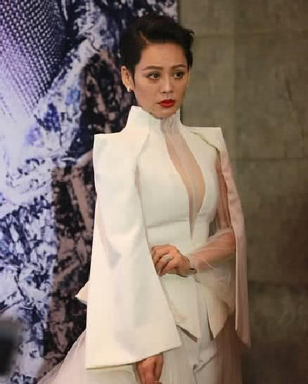 宁静瘦了？身穿黄色外套的宁静又瘦又美，网友：这样的她显得更美