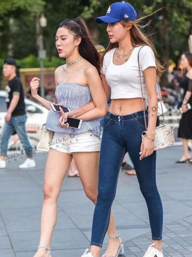 紧身裤小姐姐双腿修长，旁边的闺蜜则是一个超短裤，腼腆的笑容很