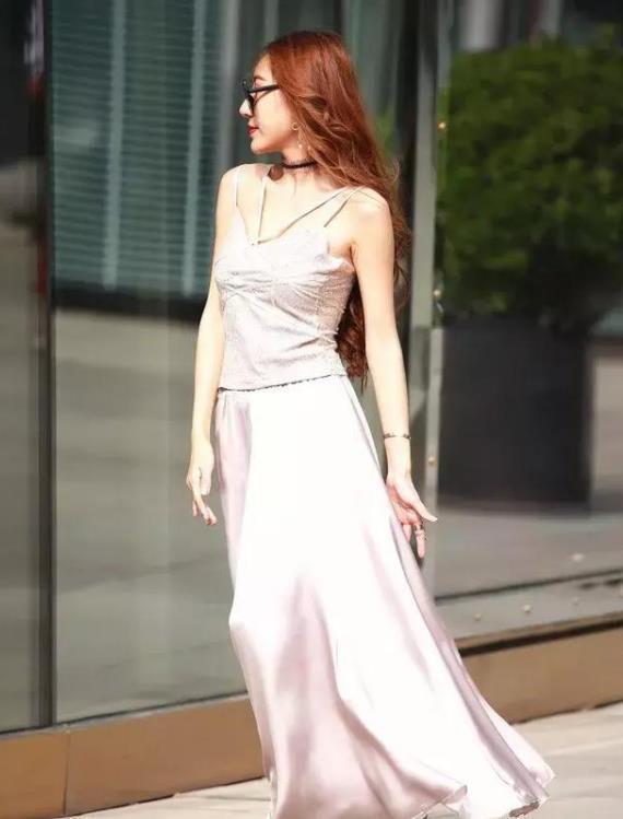 \＂i8\＂: \＂http://p3.qhimg.com/t01600b4d16b7ddbc0a.jpg?size=690x973\＂}＂街拍美女身姿曼妙的小姐姐，巧搭吊带裙，时尚又魅力