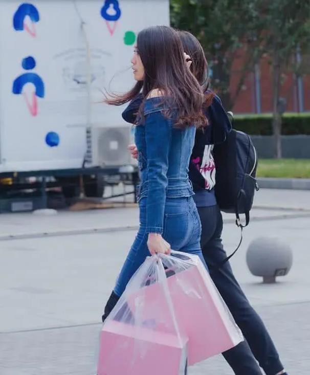 花貌|街拍:雪肤花貌的美女,一件白色的连衣裙,优雅迷人