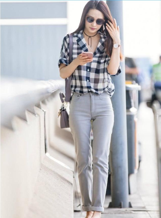 李沁机场秀身材，网友:这34号脚胖乎乎的相当抢镜