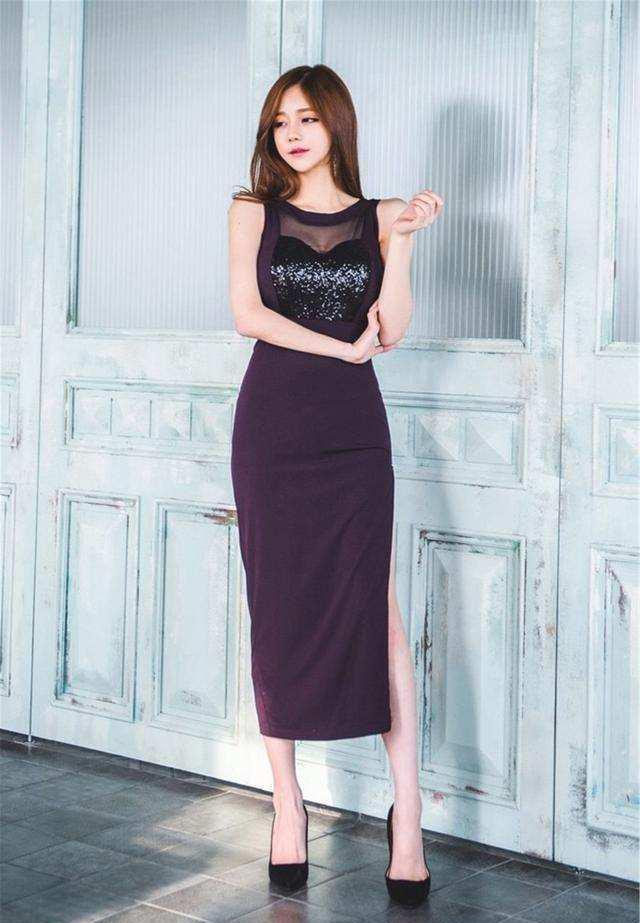 美女模特紫色开叉裙,坐姿优雅又妩媚的成熟女人