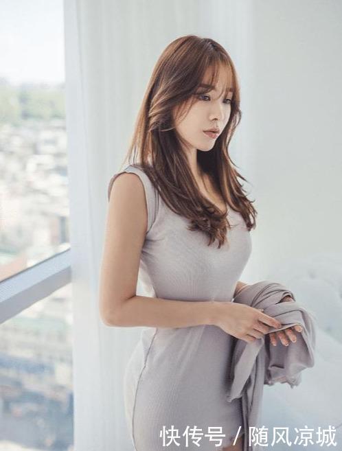 『细细品味』她将长发轻垂在肩上,细细品味着自己的命运