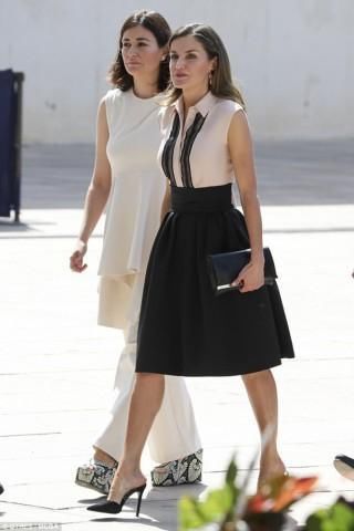 西班牙王后穿着知性套裙搭高跟鞋出席活动 健美手臂曲线很抢眼!