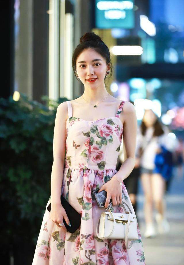 街拍，图三黑色丝袜加高跟鞋，图五粉色裙子加肉色丝袜，都很亮丽