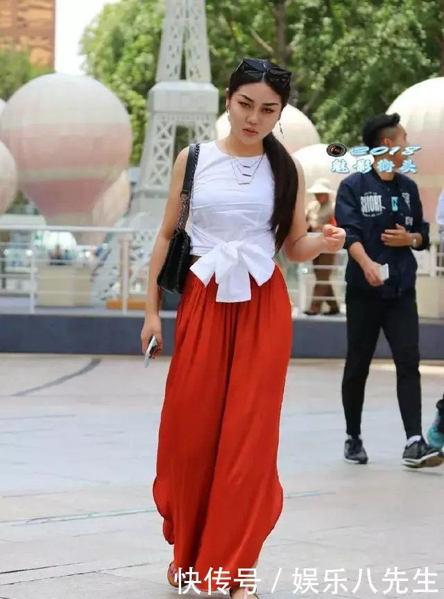 白色T恤配上红色开叉阔腿裤,小姐姐在街头展现优雅的女人味