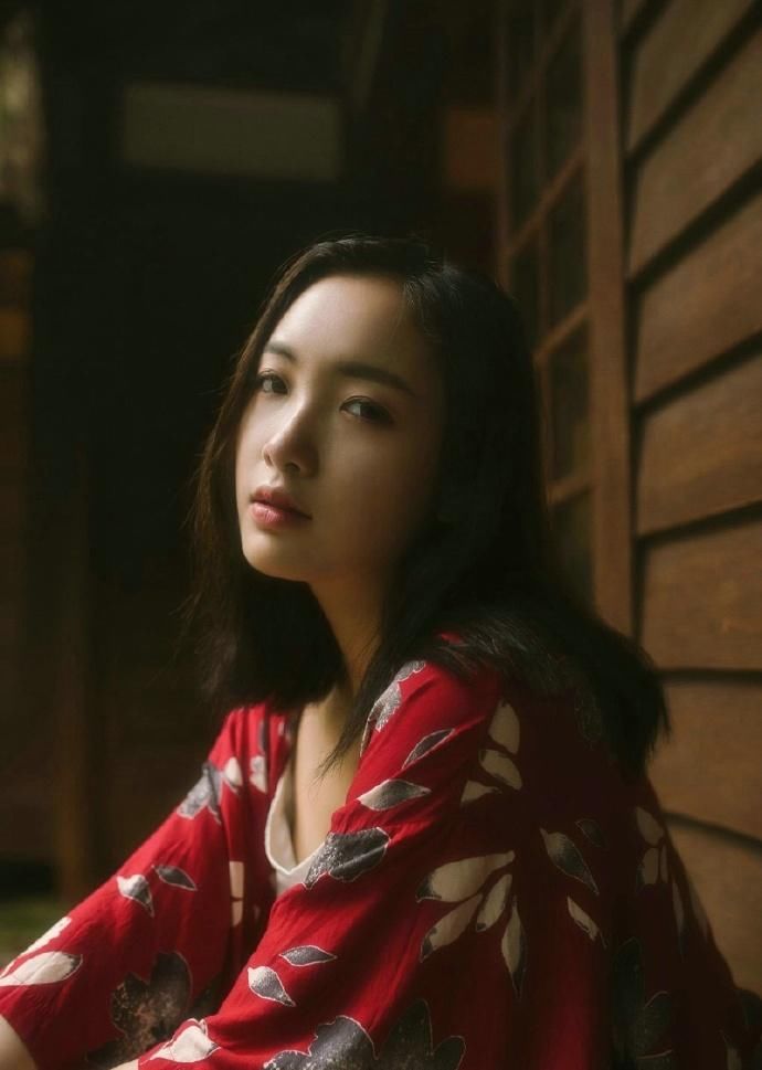 丰满大胸美女忧郁性感撩人写真图片