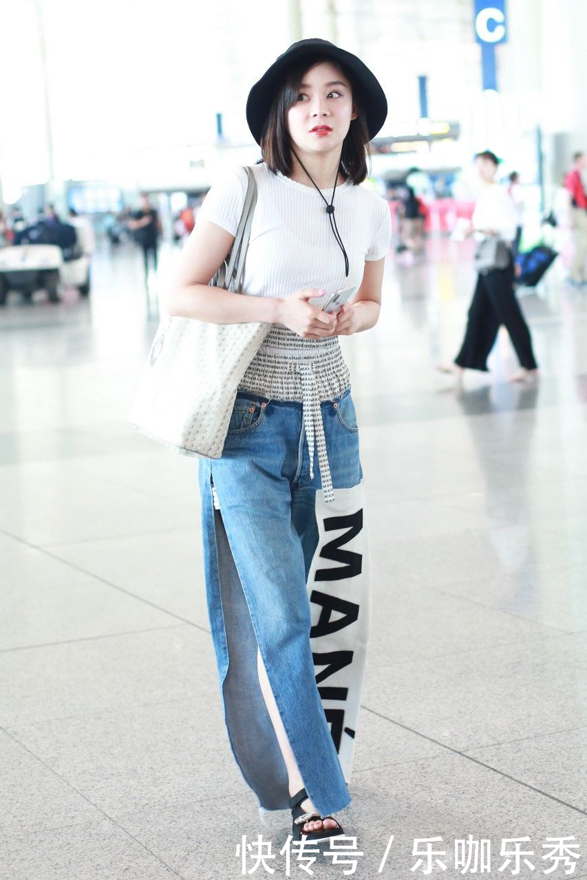 袁姗姗厉害了，为了秀腿牛仔裤两边剪开，网友：不如直接穿短裤
