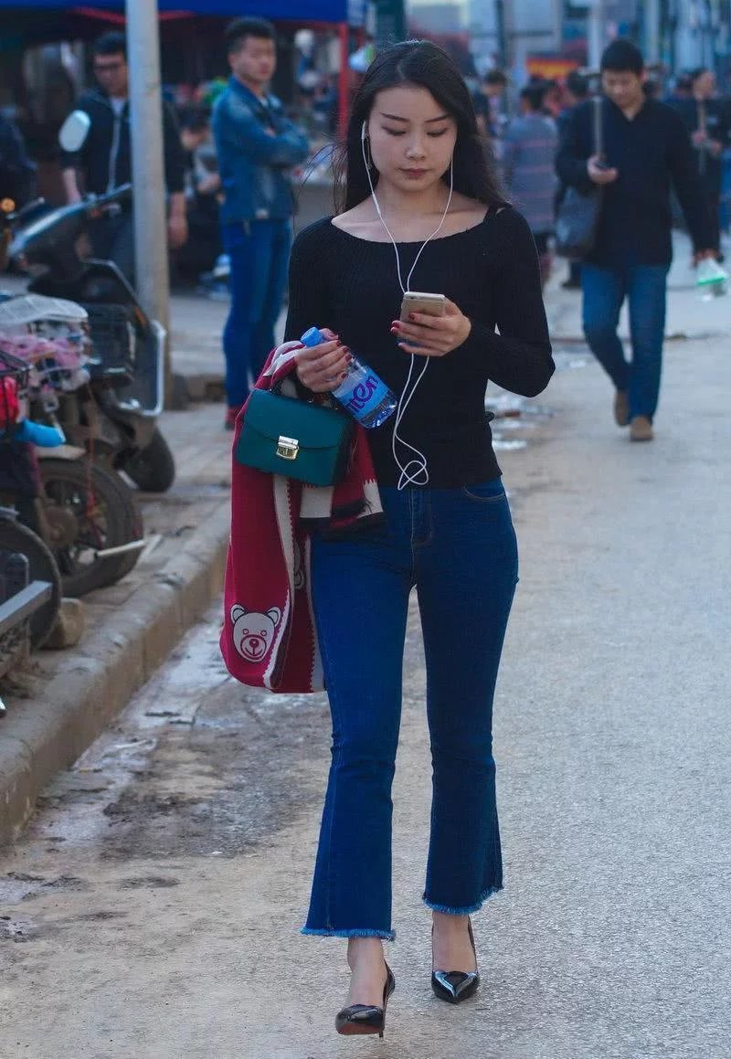 俏丽小姐姐紧身牛仔裤，简约的穿搭充满时尚范