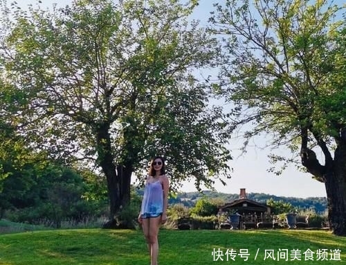 条蓝色■衬衫配紧身牛仔裤,模特身材不像孩子妈,49岁李嘉欣疑复出开工