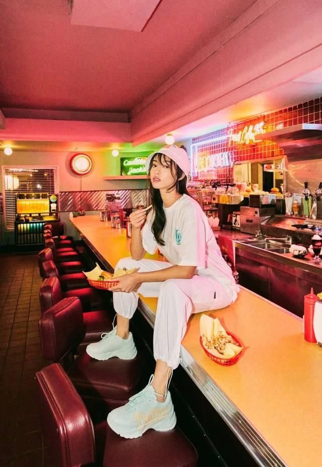 『穿搭指南』资讯丨泫雅示范 MLB 春日穿搭,可盐可甜,魅力难挡!