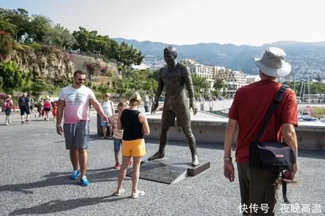 C罗铜像又火了！总裁裆部遭游客“性骚扰”，突出部分被摸到发亮