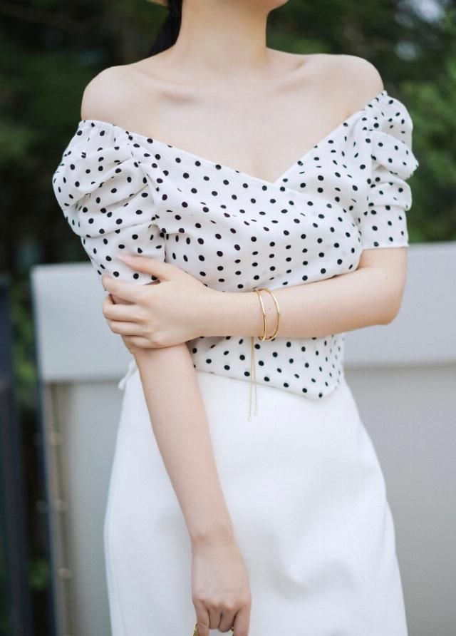  穿搭■“直女”春季这样穿超好看，衬衫配半身裙高级大气，日常搭配技巧