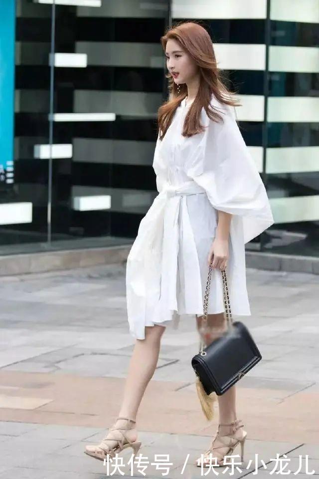 『之中』街拍:美女一双裸色的尖头高跟鞋,优雅之中带着迷人的气息