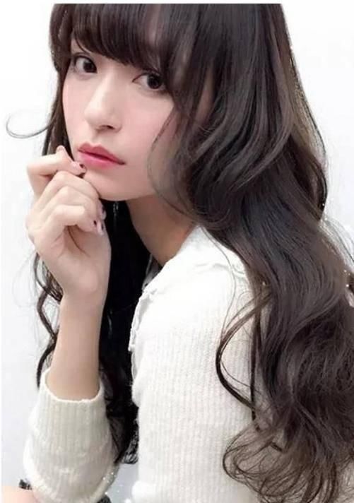 「女生」长头发带头帘的烫发,女生卷烫头发,美味十足不显老气