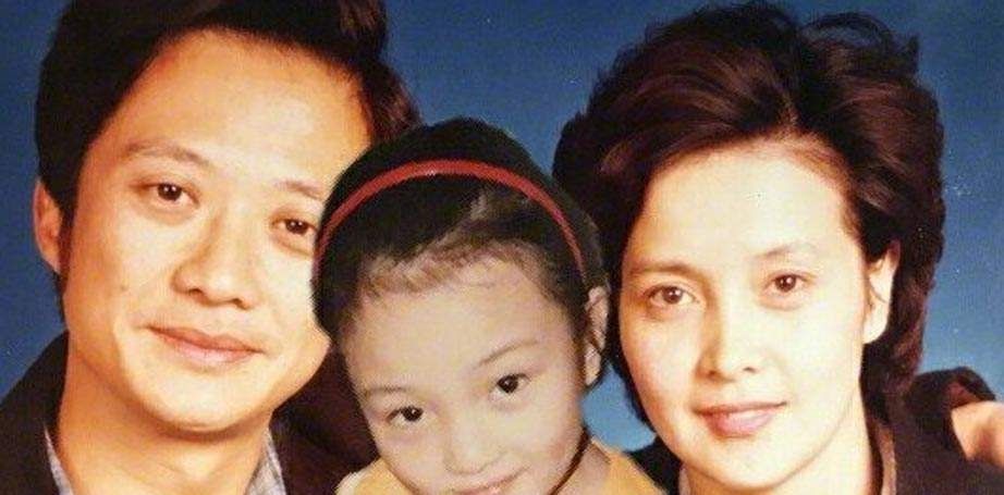 李小璐事业高开低走,父母的合影比较少,她还是