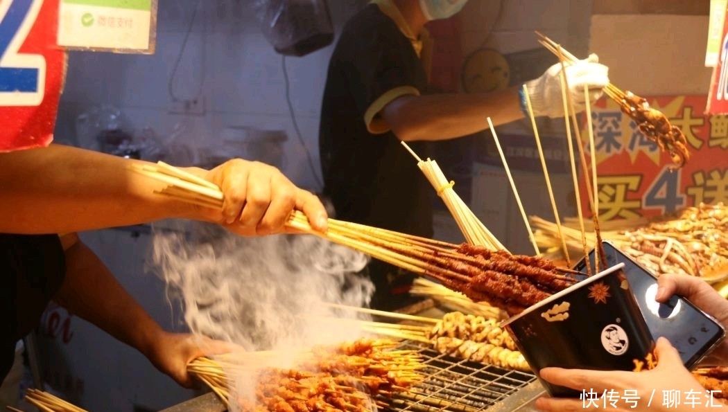 武汉这个地点是吃货汇集的地方，商铺林立、人潮涌动，适合夜生活