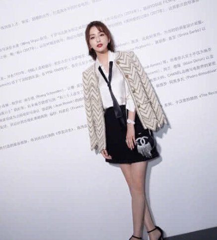 佟丽娅放大招!露脐卫衣秀小蛮腰，网友:果然女神美起来就是不一样