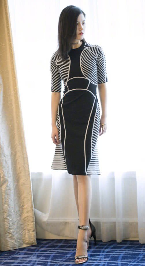 杨子珊的高跟鞋真别致，鞋圈竟高出脚腕3厘米，现实版的“大脚”