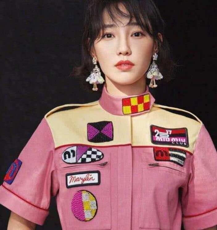 白百何心真大 抹胸裙下一秒就要呼之欲出 网友:身材不带怕的