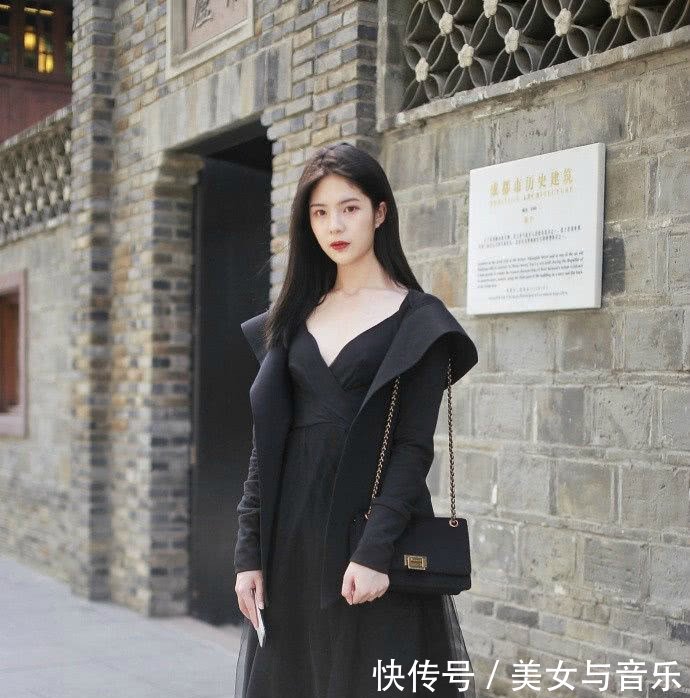 街拍，教科书式的长腿美女，说的就是她吧