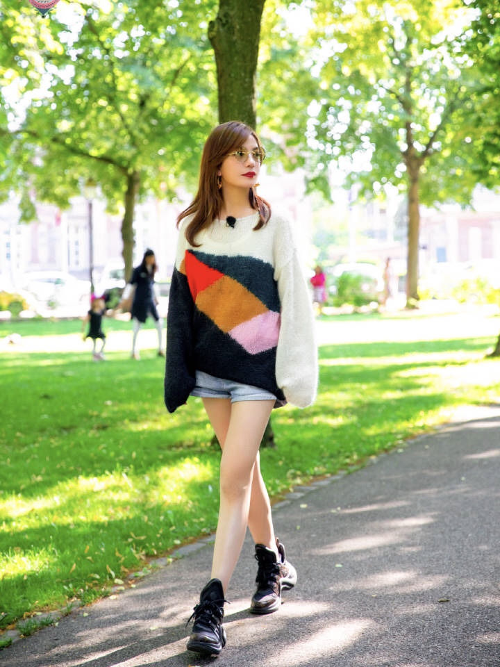 42岁赵薇林心如，同穿毛衣搭配却不同，辣妈们差别可真大!