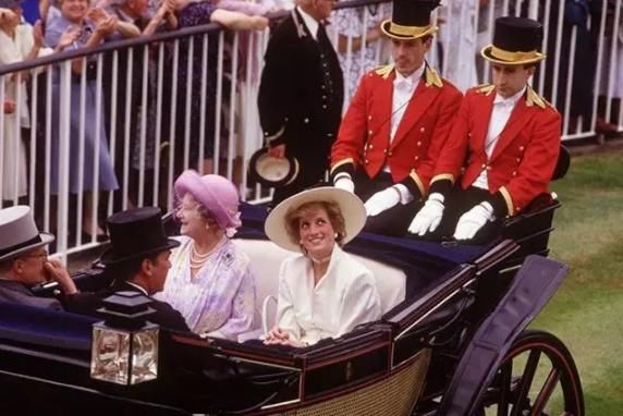 英国皇家赛马会=年度心机大会，梅根凯特大PK，你站哪一个?