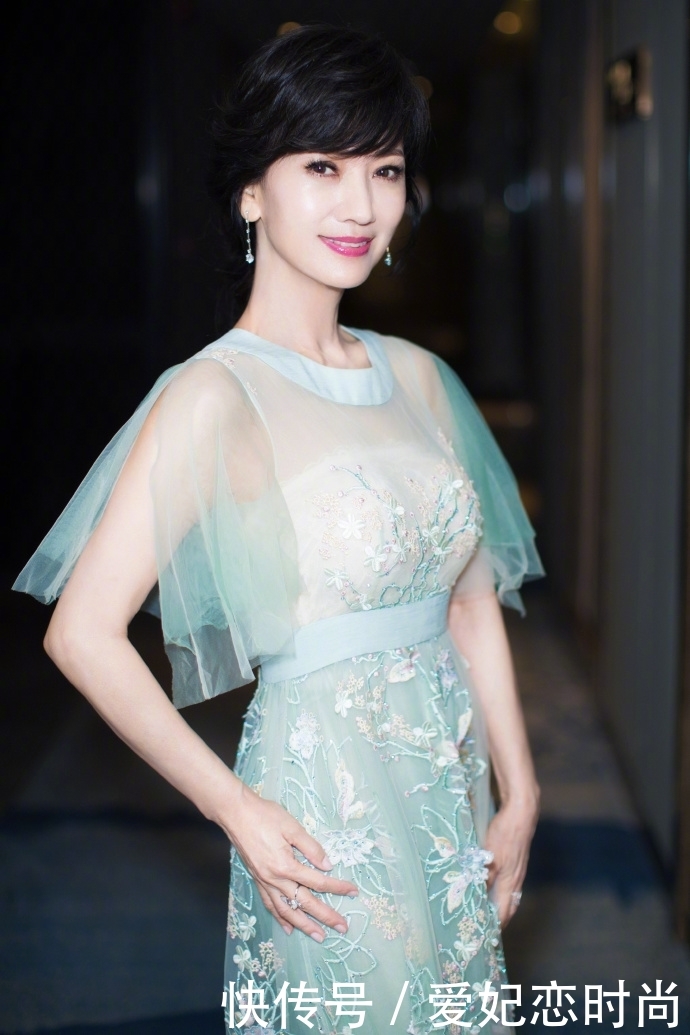 赵雅芝又惊艳了！64岁穿超短裤嫩成20岁，网友：这腿我服了！