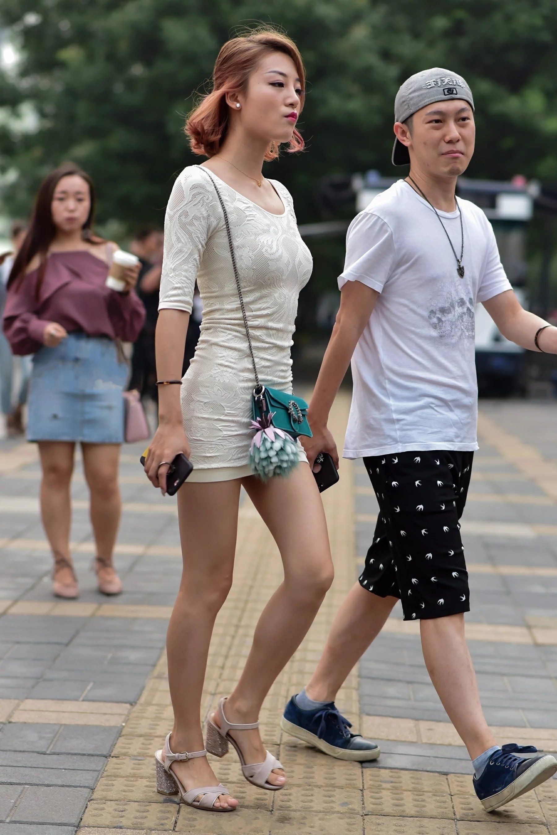 性感小姐姐穿搭时尚连衣裙，紧俏的臀部比傲人的上围还要吸睛