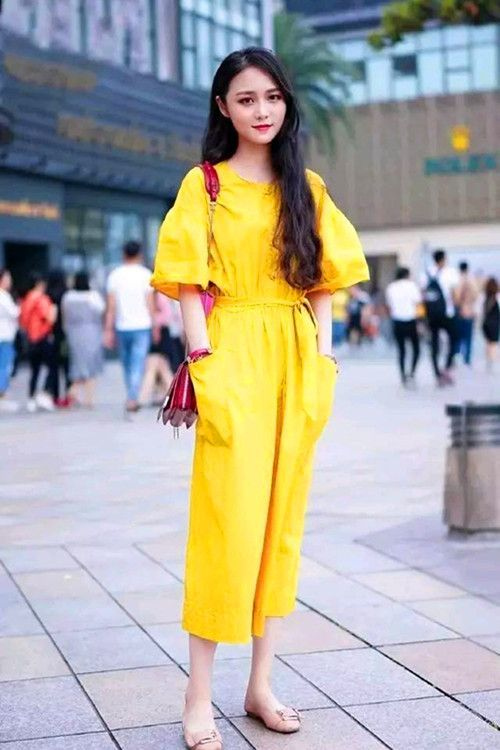 『 身穿』身穿一条吊带长裙,尽显优雅的女神范,街拍:气质高雅的长发小姐姐