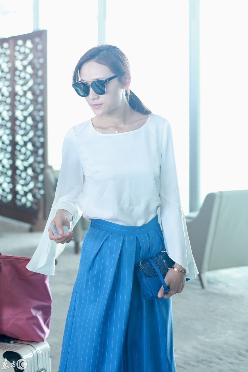 叶一茜机场现身,蓝白经典CP搭配简约大方