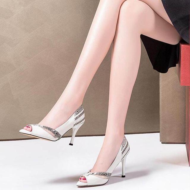 优雅鱼嘴高跟鞋显自信风范，体现女性性感的气质