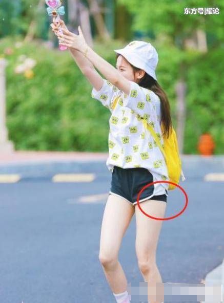 当杨超越穿短裤撞上阚清子，网友:这就是腿粗和腿细的差距!