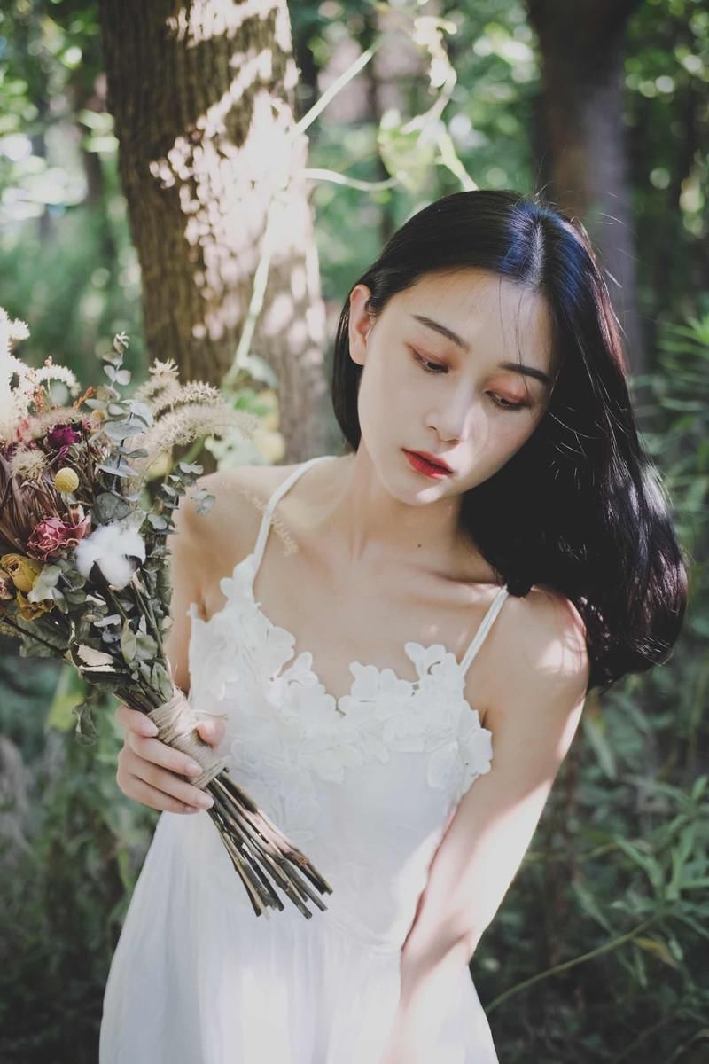 性感美女吊带露背裙诱人写真图片