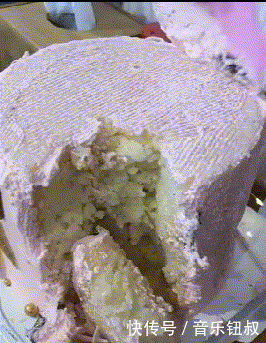 搞笑gif:姑娘,你给旁边的妹子留点面子吧,她跟不