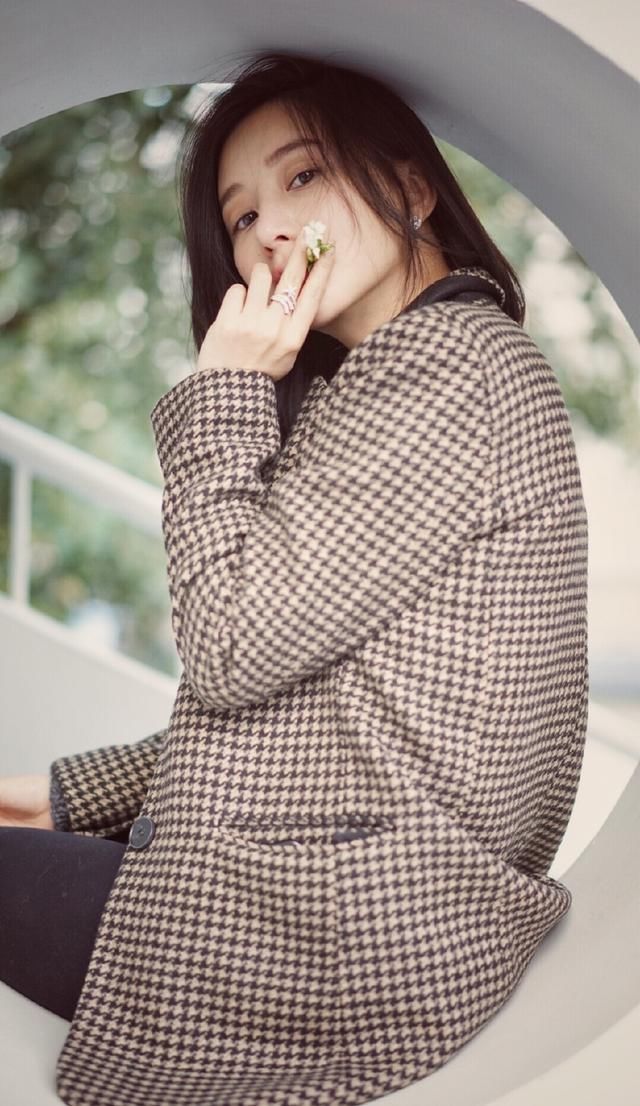 熊乃身穿西服外套+直筒裤现身，简单大方，网友:包包太丑了!