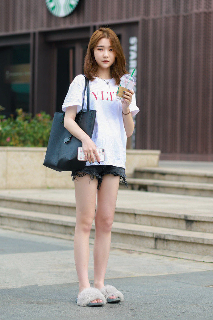 夏季街拍，天气太热拿包遮挡，小姐姐动作好美