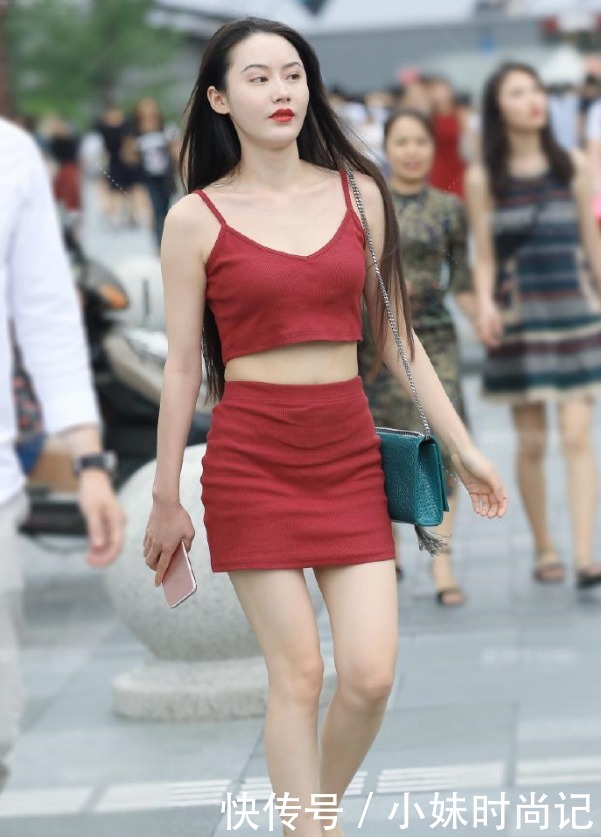  小姐姐|街拍：表姐好好的连衣裙非要在中间”截一道“, 这样好看吗?