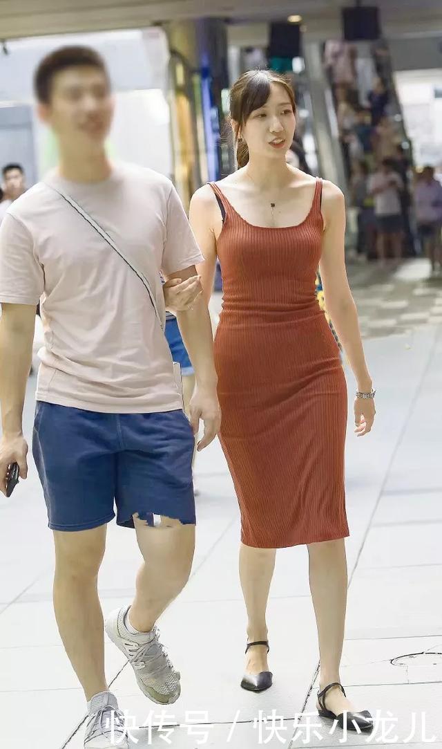  「气质」美女一双尖头的高跟鞋，让双腿显得更加的有魅力，带着时尚与气质