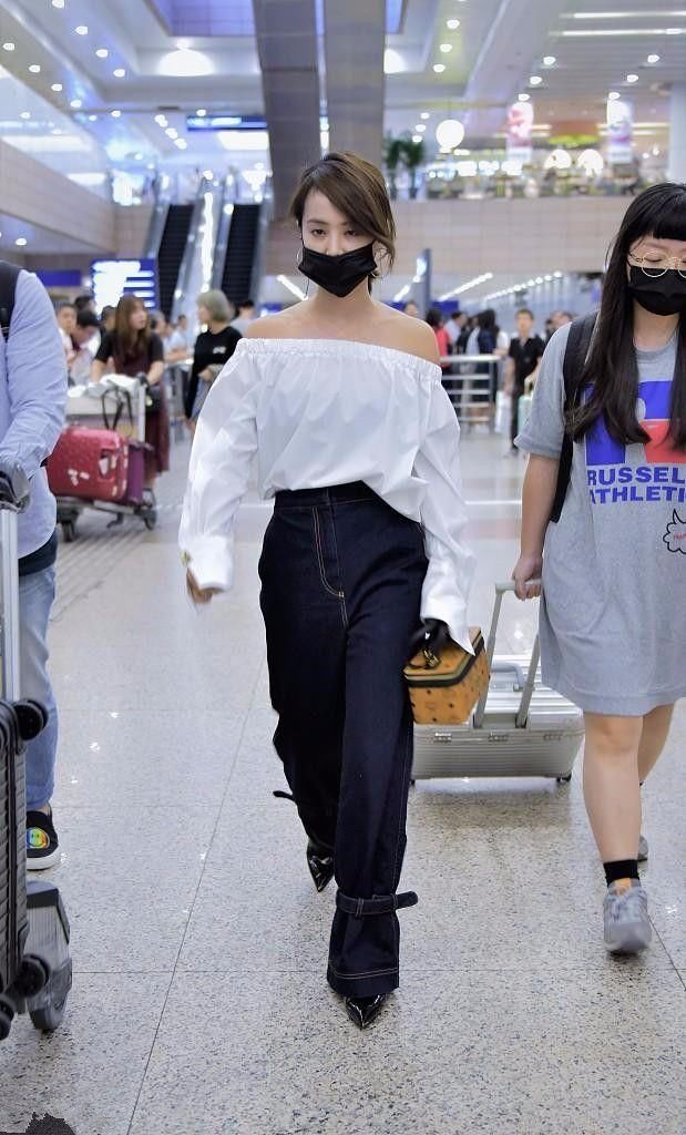 蔡依林满身赘肉，为了显高穿露腰装！网友：裤子扫地根本撑不起来