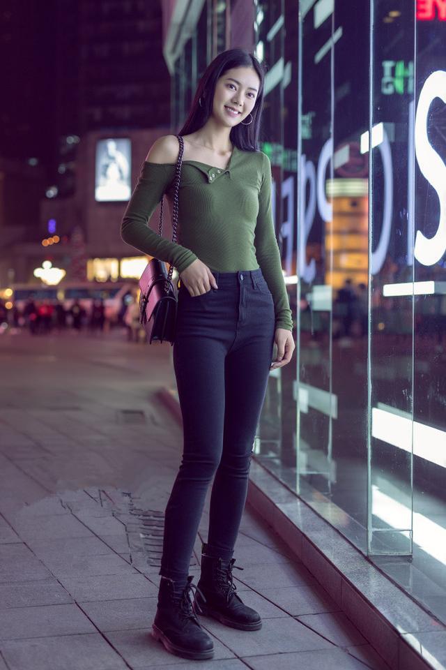 娃娃脸的小姐姐，火爆的身材，着实让人着迷