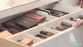  #空间#卡戴珊姐妹爆多的化妆品是怎么收纳的？