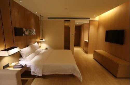 入住酒店之前先拿出荧光笔，涂在手机镜头上，能看到看不见的东西